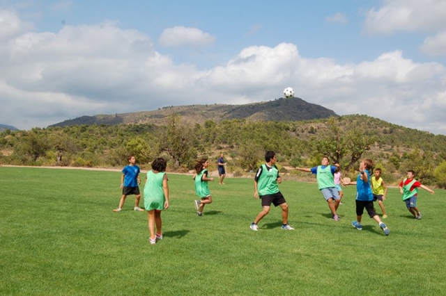 Nos pasamos el balon de futbol
